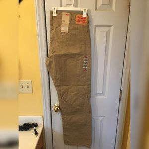 Levi jeans khaki colored. Relaxed straight fit.